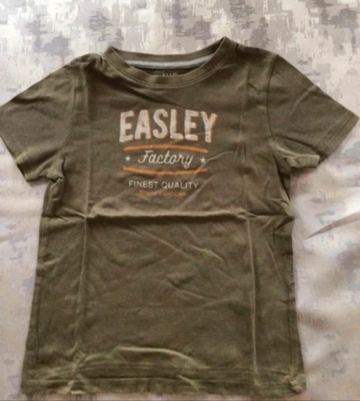 👕 Tee-shirt Kiabi – 5 ans – Kaki – Très bon état