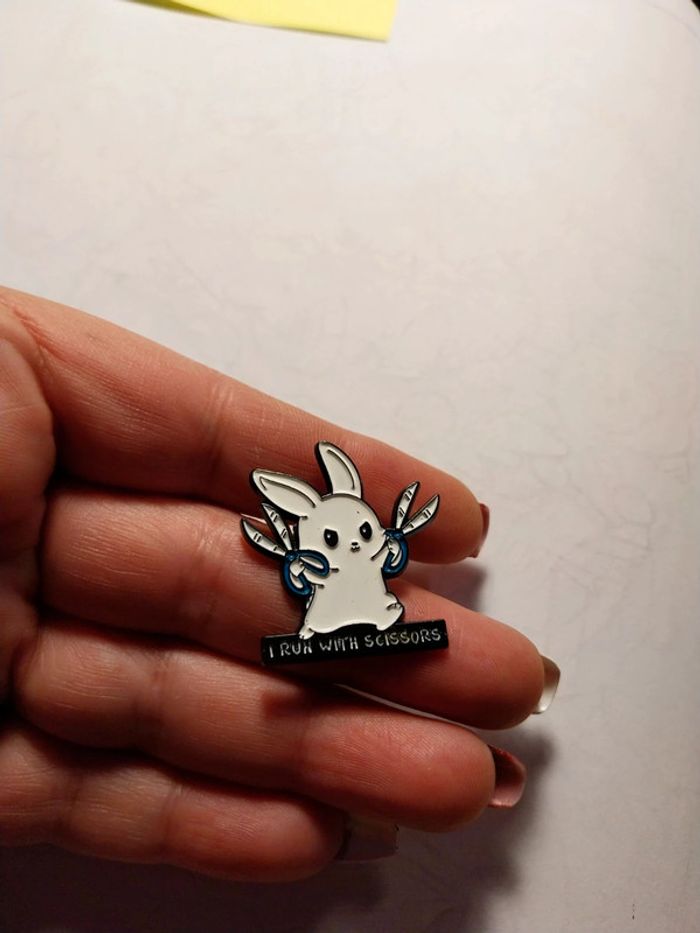 Pins lapin tueur aux ciseaux