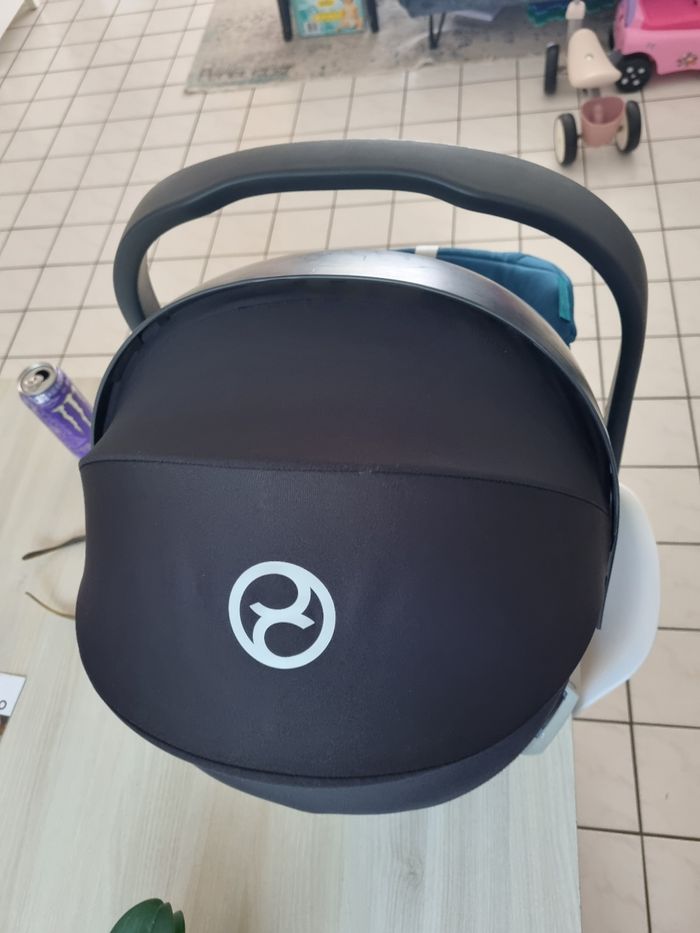 Cosy + socle isofix + adaptateur poussette +habillage pluie