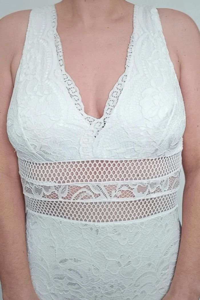 Robe moulante dentelle blanche parties ajourées TU - photo numéro 3