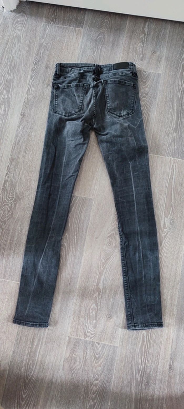 Jeans troués - photo numéro 2