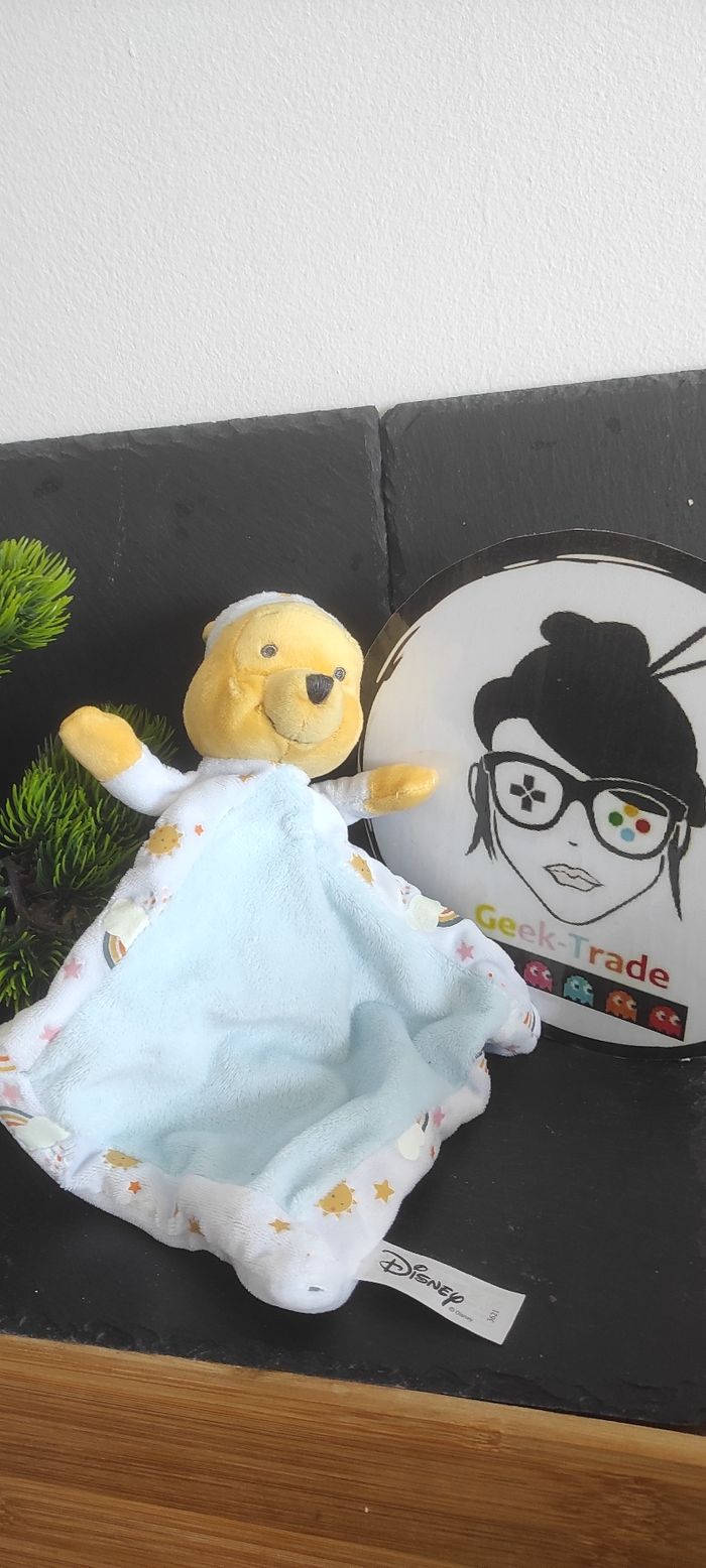 Doudou plat Winnie l'ourson the pooh bleu arc-en-ciel phosphorescent soleil Nuit