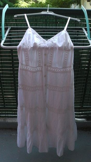Robe blanche à brides, style broderie anglaise