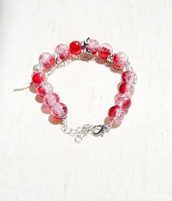 Bracelet perles rouges en verre  – avec breloques argentées