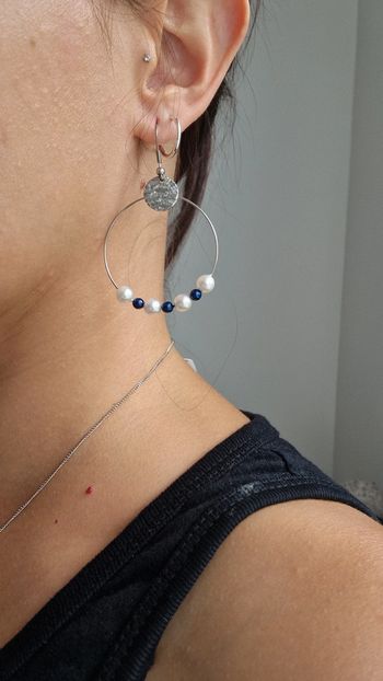 Boucle d'oreille blanc et bleu nacré