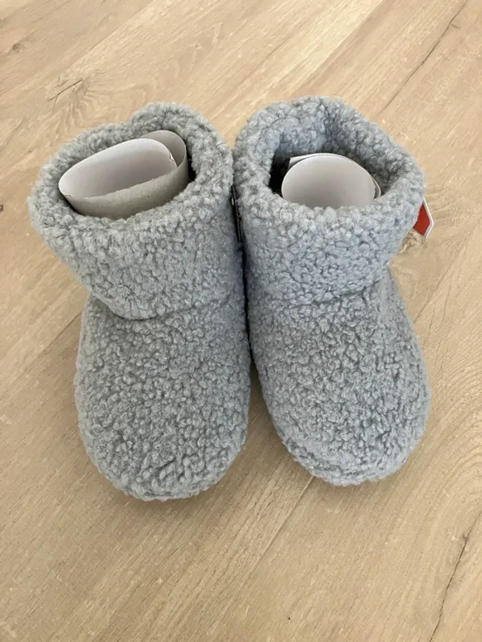 Chaussons enfant neuf avec étiquette taille 29/30 - photo numéro 2