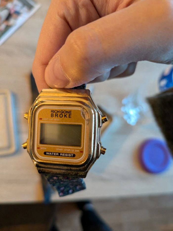 Montre digitale avec bracelets interchangeables - photo numéro 5