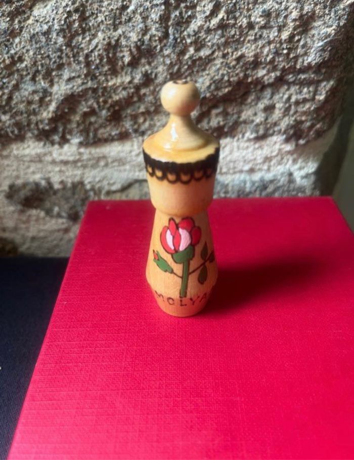 Mini gourde decorative en bois Bulgare avec des gravures et peinture de une rose stylisés avec une petite bouteille 1,5 ml en verre de l’essence de rose Bulgare insérée dans flacon en bois traditionnel - photo numéro 3
