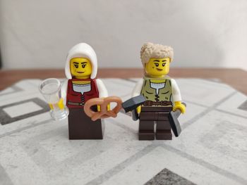 2 figurines Menuisière et Aubergiste du set Lego 10332 Place du Village Médiéval