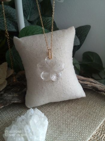 Collier fleur en cristal de quartz naturelle