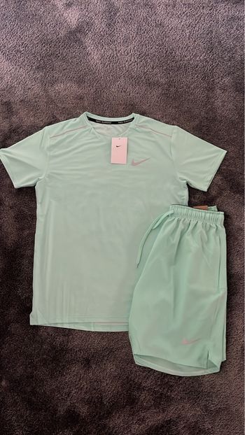 Ensemble Nike Running short + shirt Miller vert pastel taille M neuf