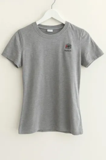 Tshirt gris reebok femme taille M , très bon état
