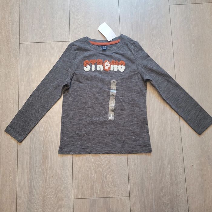 Maillot gris chiné. Garçon 5 ans. Marque Kiabi