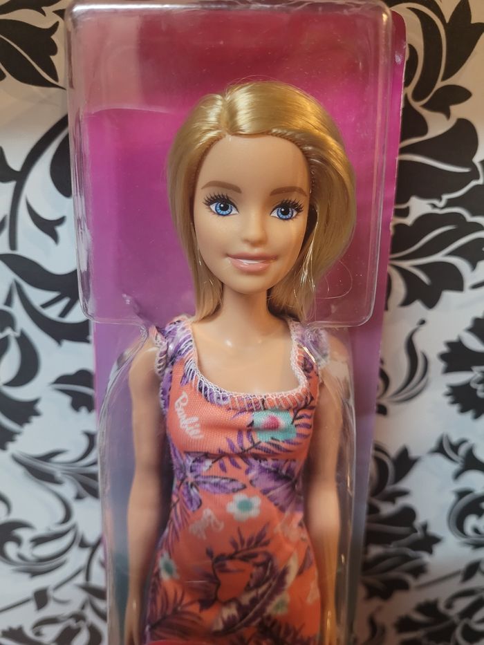 Poupée barbie robe fleurs 🌸  neuve - photo numéro 2