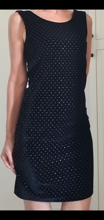 Robe noire à perles brillantes