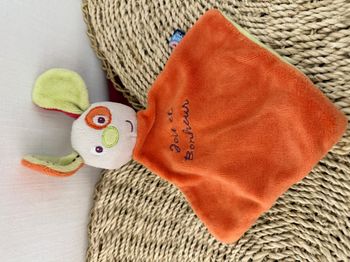 Doudou plat chien SUCRE D'ORGE orange vert cocard