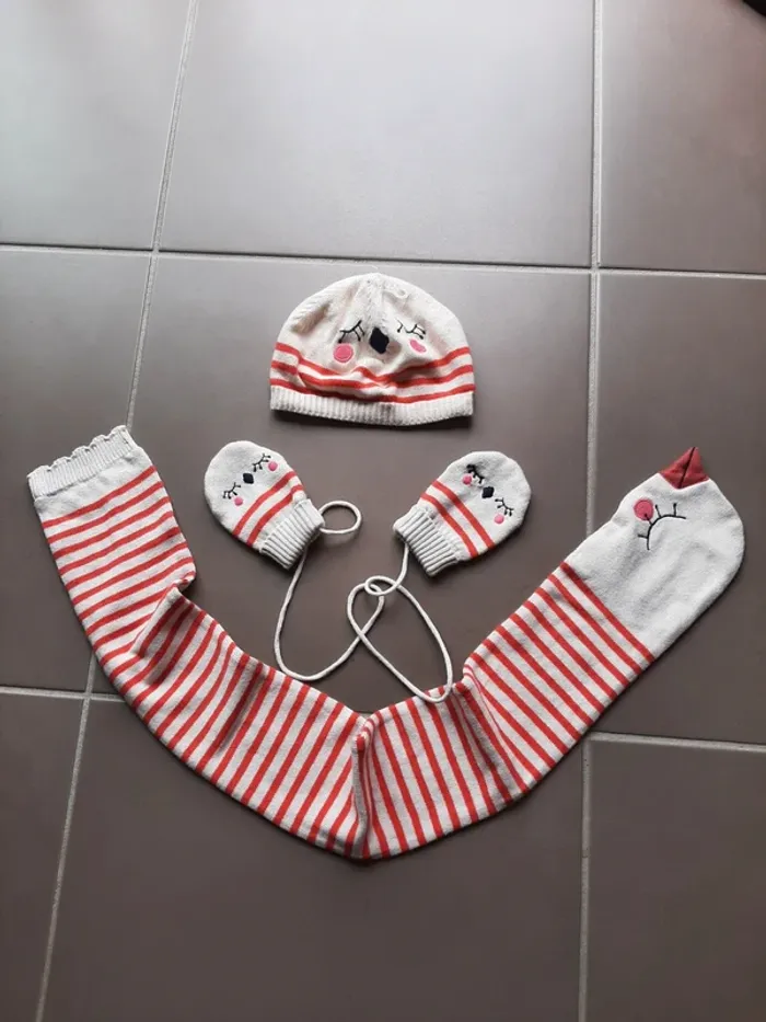 Ensemble Bonnet, moufles et écharpe 6/12 mois neuf