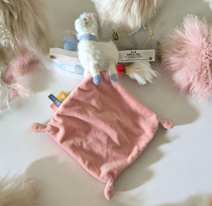 Doudou Lama blanc bleu mouchoir rose TAPE A L’OEIL TAO