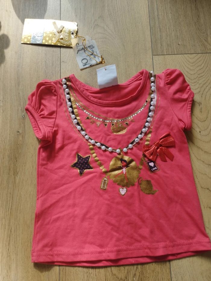 T-shirt girly neuf effet collier effet 3D avec perles , noeud 🎀, pendentif doré danseuse 2 ans