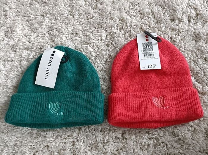 2 bonnets camaïeu en taille unique (un vert et un corail)