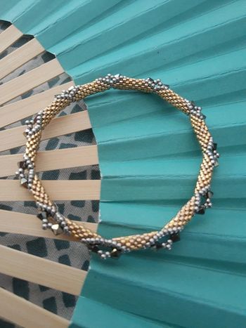 Bracelet jaune pastel fait main comme neuf