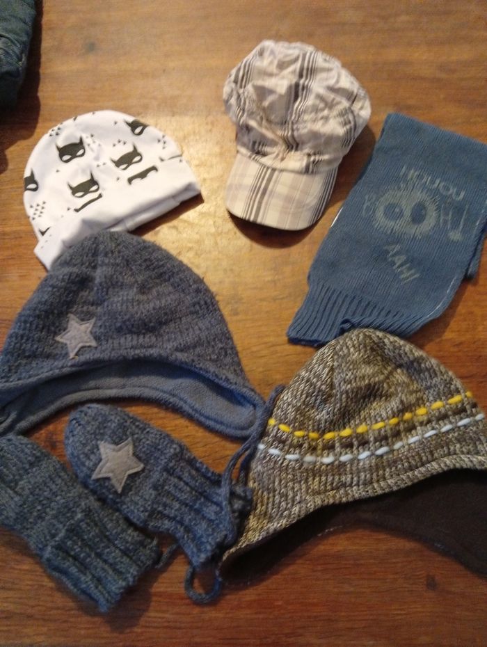Lot bonnet écharpe moufle taille 12/24 mois