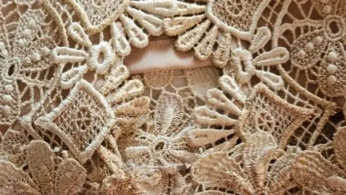 Blouse dentelle romantique- boutons perles - T50/52 - photo numéro 8