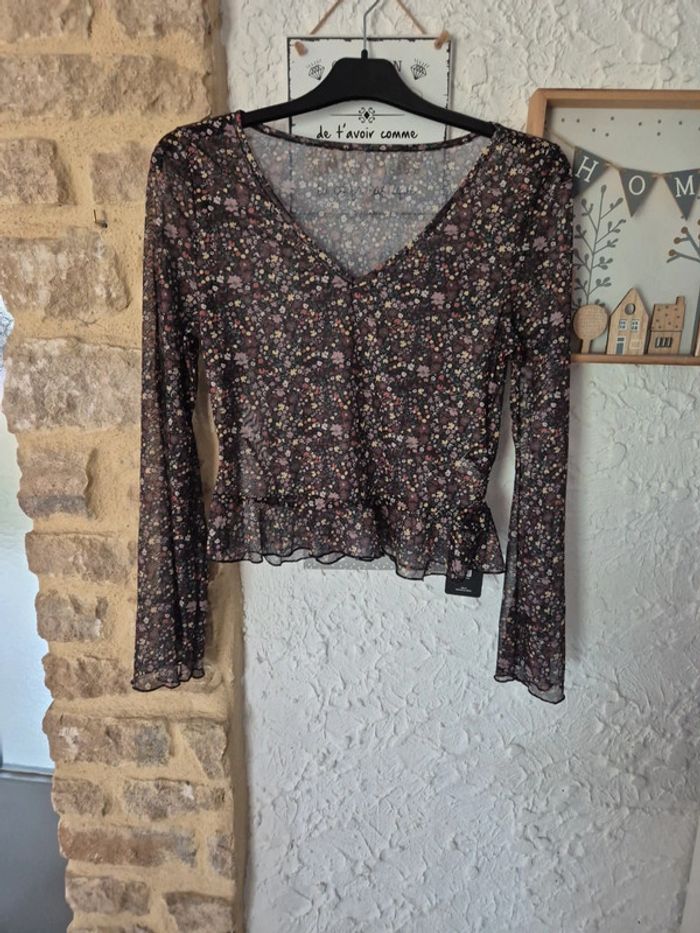 Joli crop top transparent avec volants sur le bas et manches évasées Dazy désigner taille S