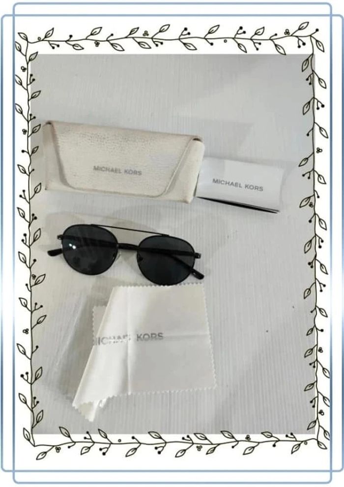 Lunettes de soleil Michael Kors MK 1021 (Lon)11696G, très bon état juste la boite qui est sale