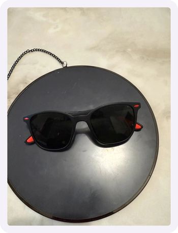 Lunette de soleil noire rouge