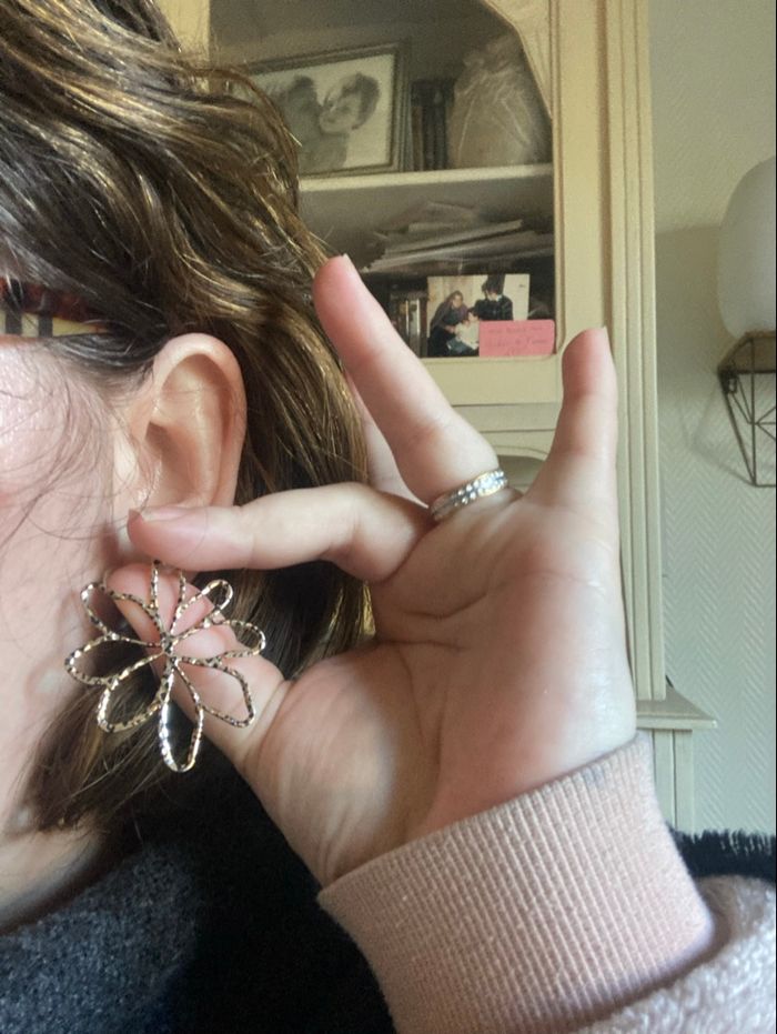 Boucles d’oreilles NEUVES pour femme forme de fleurs couleur doré et noir motifs léopard - photo numéro 3