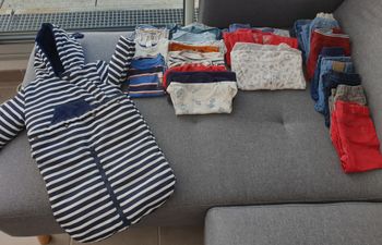 Lot de vêtements de 6 mois + 2 combis