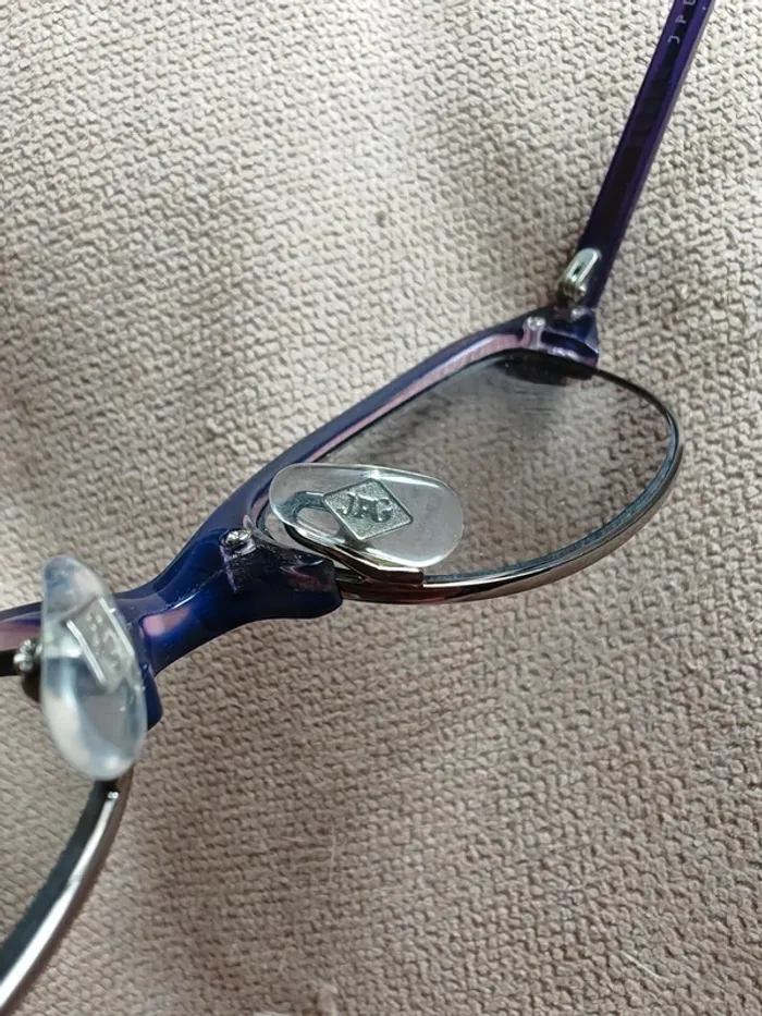 Lunettes de soleil vintage Jean-Paul Gaultier
By JPG : 58-0053 violet - photo numéro 3