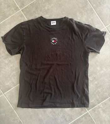 T-shirt Tommy, jeans