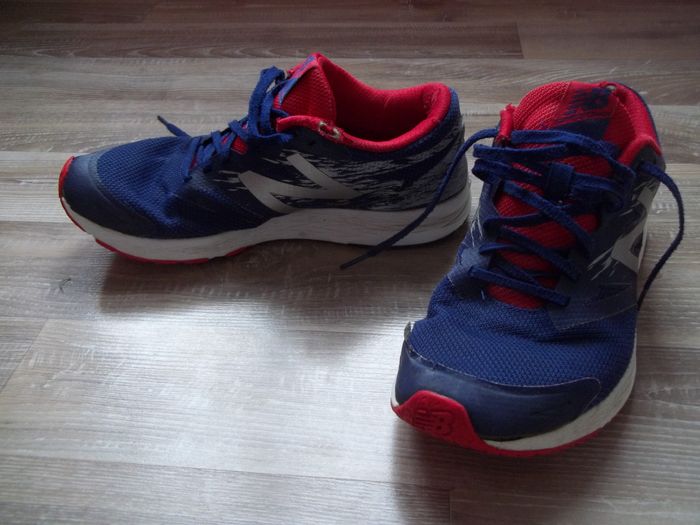 Baskets bleues et rouges New Balance 42 (Ch14)