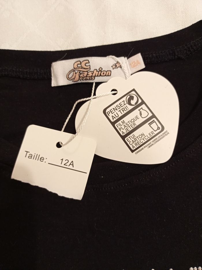 Taille 12 ans pull noir manche courte ou tunique voir photos neuf jamais porté magnifique avec fermeture et strass brillant - photo numéro 2