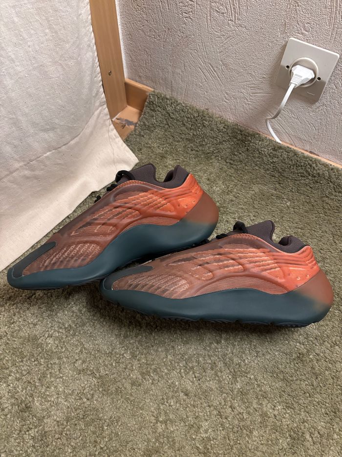 Yeezy 700 V3 Copper Fade - Taille 46 - photo numéro 3