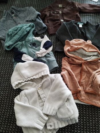 Lot de 6 gilets dont 3 à capuche 3 mois