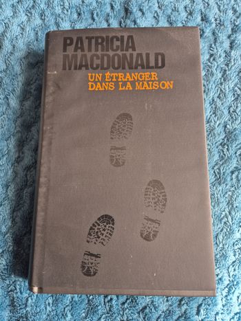 Livre titre Un étranger dans la maison