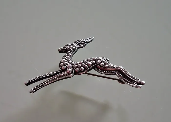 Broche représentant un cerf bondissant