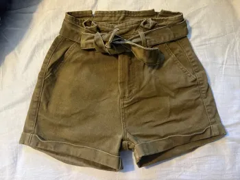Short kaki avec ceinture