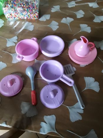 Dinette rose et mauve en plastique