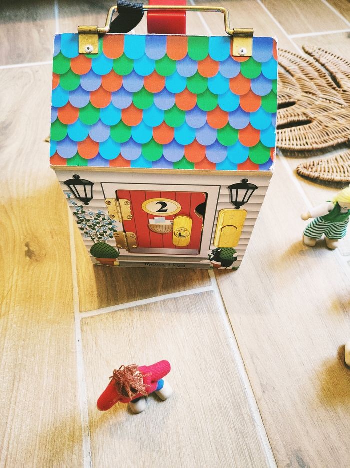 🏠Maison multi activités sonore avec serrures/verrous en bois et poupées marque Melissa & Doug - photo numéro 3