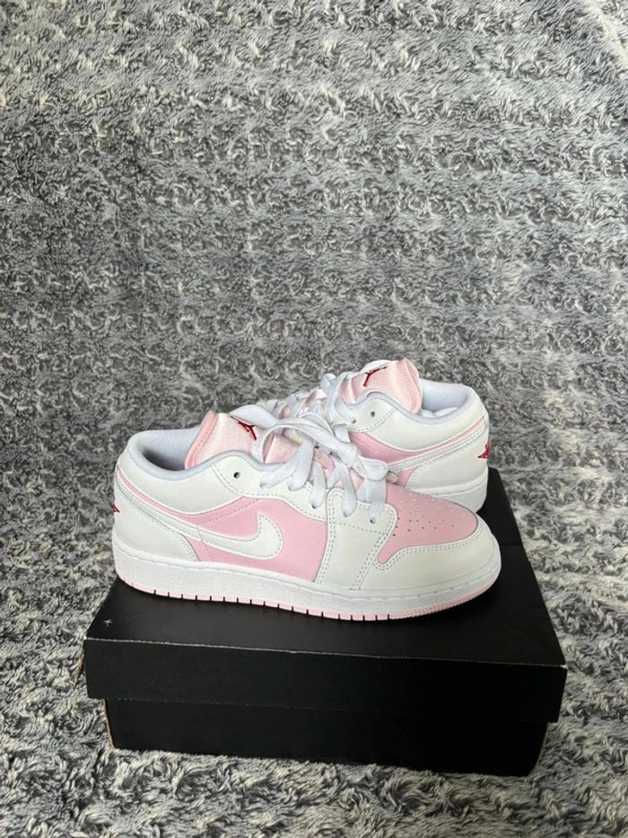 Jordan 1 Low Pink • Taille 37,5 • 🌸 - photo numéro 3
