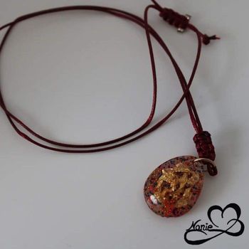 Pendentif avec des paillettes et des feuilles d'or