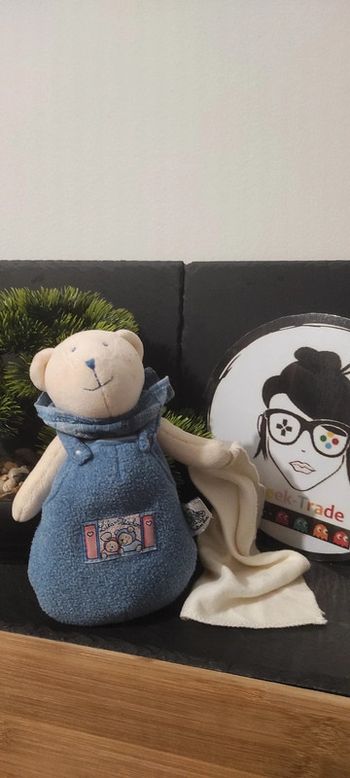 Doudou ours bleu Lila Patachon peluche salopette bleu blanc rose mouchoir moulin roty