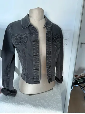 Veste en jean noire délavée – coupe courte