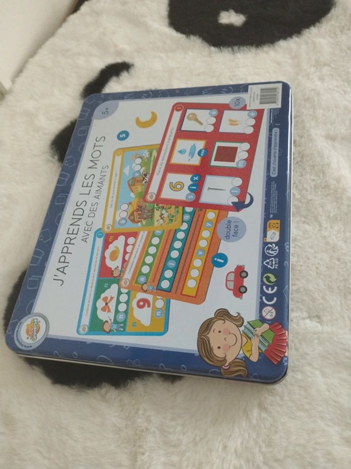 Jeux d'apprendre les mots avec des aimants boîte en métal neuf jamais utilisés - photo numéro 2