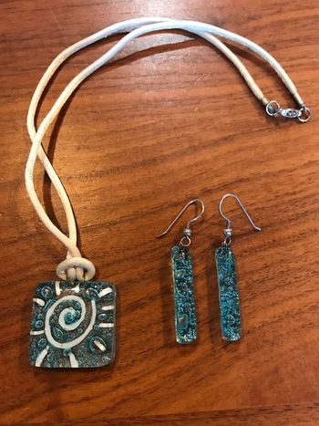 Pendentif et boucles d’oreilles