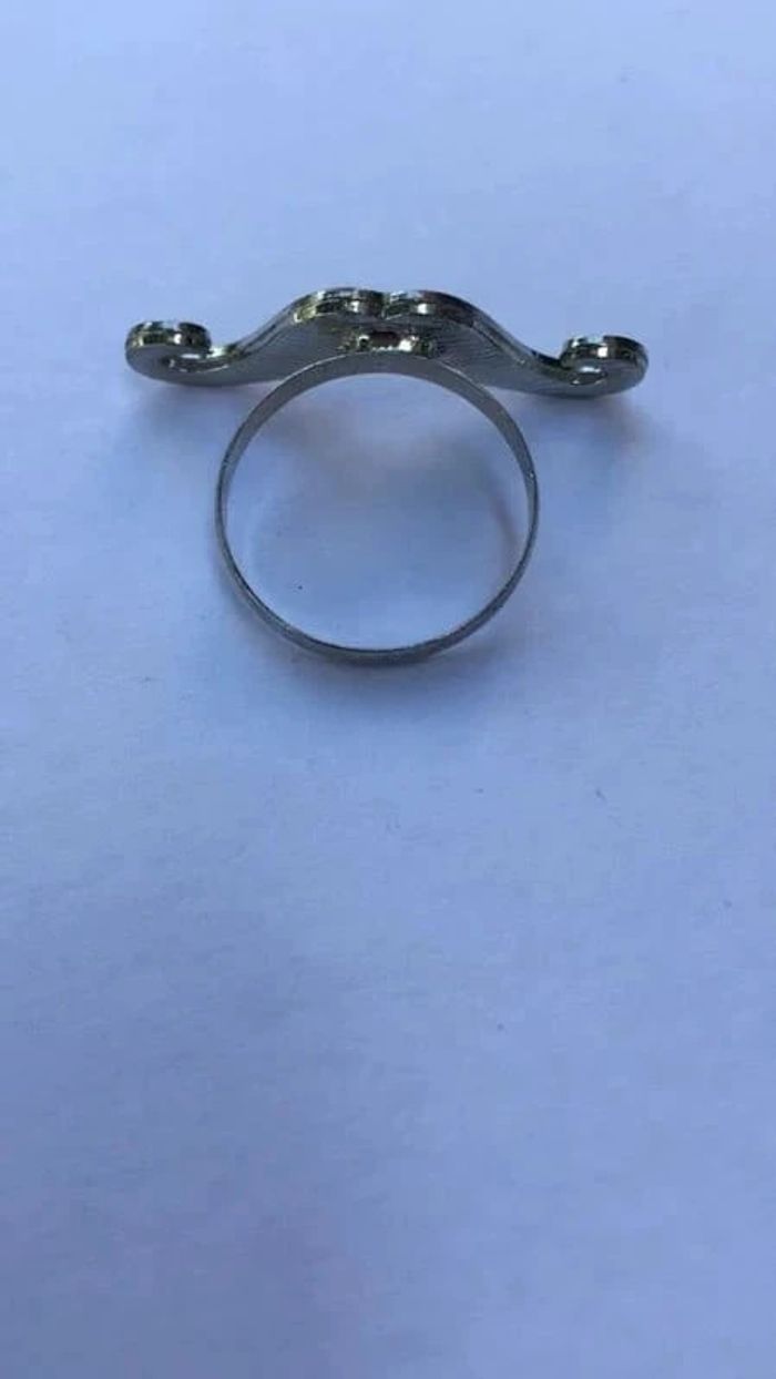 Bague moustache jaune Neuve - photo numéro 2